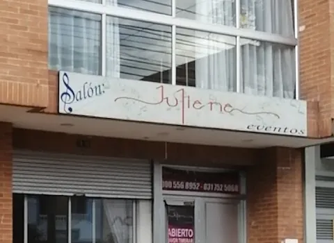 Fachada del Salón de Eventos Juliana sobre la Av. Calle 53, con el aviso pintado sobre el ventanal