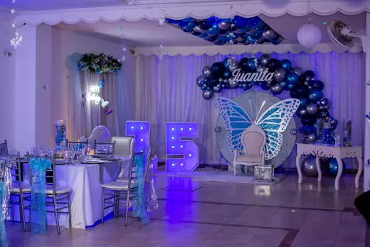 Montaje de quince años con mariposa azul y letras XV