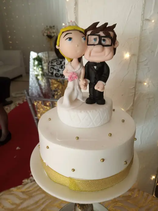 Torta de boda con figuras de los novios