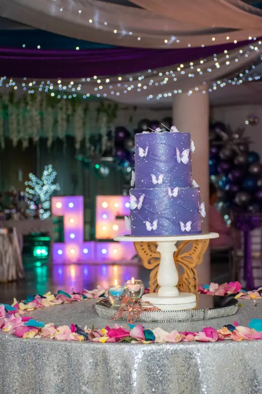 Torta de quince años con mariposas y letras luminosas