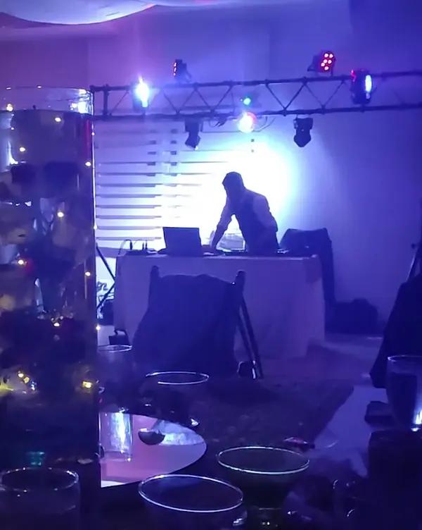 Cabina de DJ con truss de luces móviles montada en el salón
