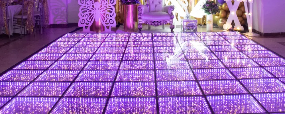Detalle de la pista de baile de rejilla LED encendida en violeta